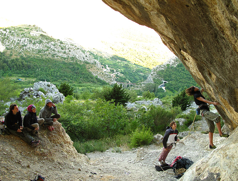 ... je popela Neveru (7b+). Ekipa je uživala...