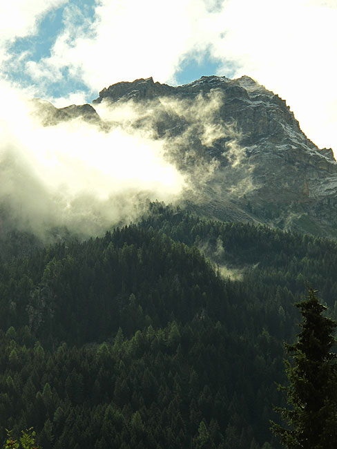 Ujutro 25.07. friški snijeg je napada na Piz Curver (2972m/nv). Na trenutak smo pomislili - da li je moguće da će nas zamest usrid lita ??