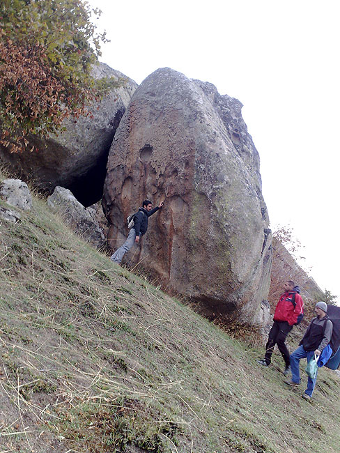 Na spomen Prilepa Perijin glas se naglo uozbiljia. Kaže da ga boulderi nikad nisu palili ali ovo šta je vidia tamo ga je šokiralo! Količina bovana je nepregledna, a i samo šetaje između njih prava je meditacija!