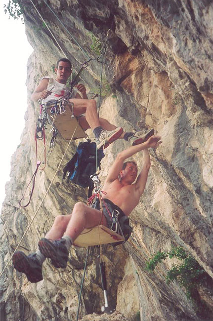 Dani i Steve su se tog dana sa tonom materijala krenili spuštat sa vrha. Zabušili su sve tri dužine Skyhook-a u danu (7c,7a,6a). Većina penjača i ne zna da dvi gornje dužine uopće postoje ali je zato prva postala jedan od simbola Grede!