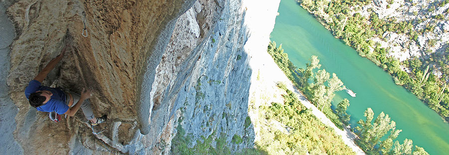 Visoko iznad Cetine...(turisti u brodiću).