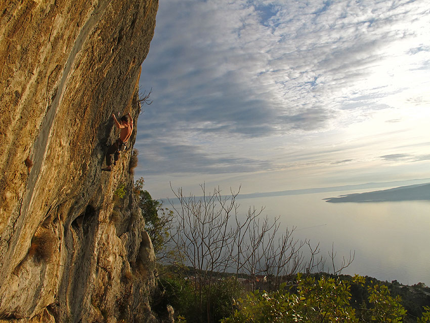 Uroš Brecelj, lookin super strong u klasiku Se oben, se untra (7c+) u Brelima. Ovo je jedan od rijetkih smjerova koji je zadnjih dana uspia izbjeć njegovu hladnokrvnu egzekuciju!