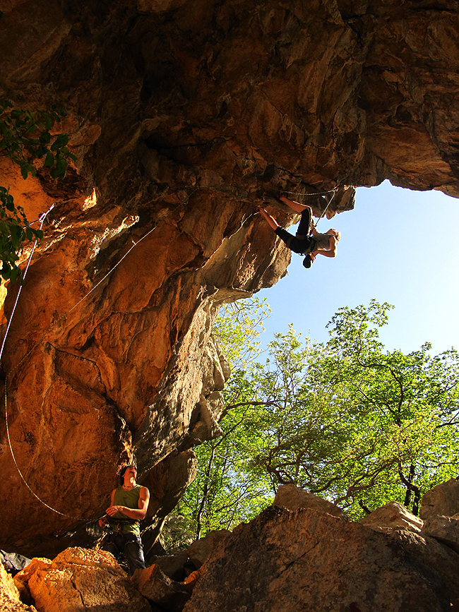 Skrene li se u ovom trenutku iz Funky shita (7c+) direktno u Svarog (7b+) dobija se Funky Svarog sa podvarijantom bez odmora. Sa odmorom je ako se izađe vani put sidrišta od Funkyija pa se onda opet vrati unutra i nastavi kroz Svarog...