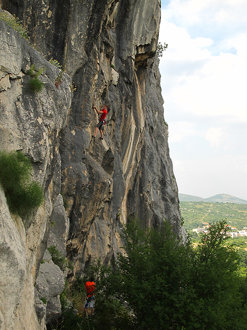 Riječki as u uvik neugodnoj (posebno kad je na pogled) Bombi u glavi (7a)