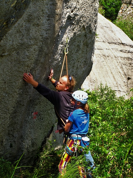 Jani Zoraj u društvu iskusnog lokalnog asa Sandija Ličena Tostera razrađuje taktiku prije pokušaja Otrovne kiše (7a+). Njene retro gege su se odlično uklopile u ambijent Dvigrada!