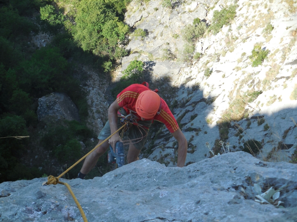 na vrhu Mega walla koji pruža 220 metara prevjesa čistog ka suza. Bečan mu nije odolija i kvalitetno je utrošija spitove, te se sad čeka FA ;-)