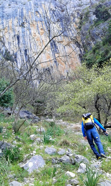 Na pristupnom putu. As kaže da mu od Apola u Drašnicama do podnožja smjera triba 35min.