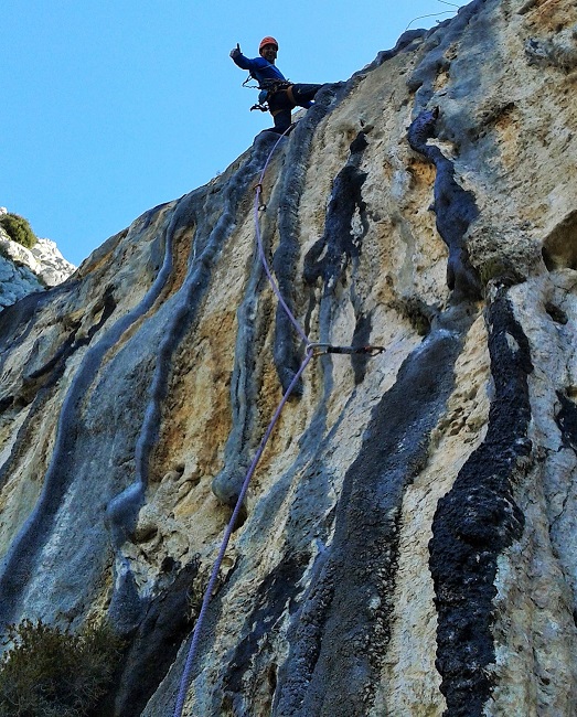 Bečko tijekom prolaska 2. dužine težine 8a. Inače, ako vam kažemo da prva još nije popeta, te da ona i druga dužina imaju zajdeno nešto manje od 100m onda možete dobiti dojam kakav šokantan start očekuje penjača namjernika na samom ulazu u Roctrip!