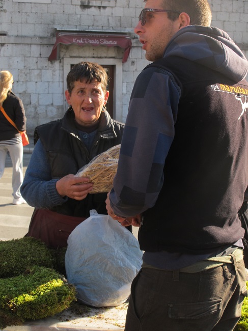 Neki su govorili da se radilo o bezazlenom čavrljanju sve dok nisu osvanule fotografije sa splitskog pazara di je Ferata uhvaćen kako prid Božić 2011-te kupuje mahovinu...